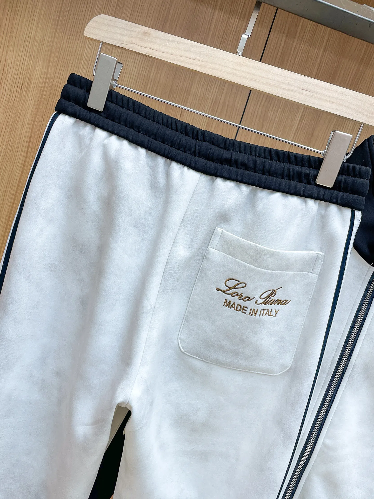 LP New Arrival counter Same Style casual suit, Breathable, comfortable and casual! Full of high-end feel! The details are exquisite and high-end, and the workmanship is impeccable! The original Premium fabric is very high-end! The fabric is crisp and anti-wrinkle Wear-Resistant, warm, neat and stylish. Everyone must buy a set this autumn and winter. They must look cool and cool when wearing them. We especially recommend Sizes M-3XL